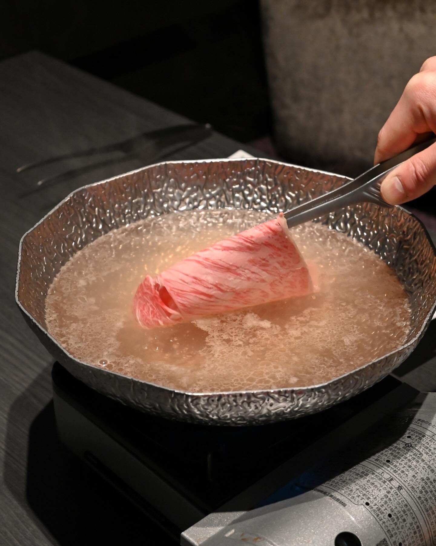 鍋にくぐらせる和牛