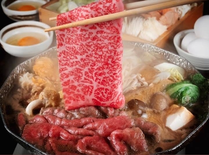 和牛を鍋にくぐらせるしゃぶしゃぶ体験